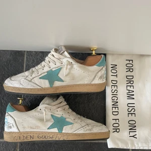 Golden Goose Ballstar - Säljer nu ett par helt sjukt snygga Golden Goose ballstar | Riktigt sällsynta, ingen som har dessa! | Snygga färger som passar perfekt till sommaren. Även text på sidan. | Dustbag ingår | Gått upp pyttelite vid tån | Hör av er vid frågor!🌟 