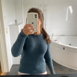 Mörkblå stickad tröja - Mysig mörkblå stickad tröja med rund hals och långa ärmar. Tröjan har en enkel och klassisk design, perfekt för lager-på-lager och chill dagar. Materialet är mjukt och värmande, och modellen har en normal passform. Säljer eftersom den inte kommer till användning!💗🌸