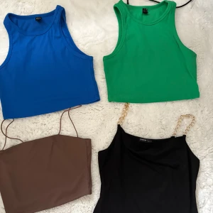 Sommar toppar  - Säljer ett paket med 11 snygga crop tops i olika färger och modeller. Säljer ALLT tillsammans för 100 kronor, hur bra? Passa på innan det tar slut! 🤍alla är använda max 1-3 gånger och i storlek S 