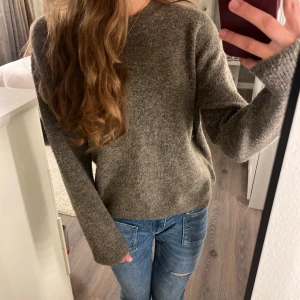 Brun stickad tröja  - Säljer en supermysig brun stickad tröja från hm i storlek S. 💗 lite nopprig som man kan se på bilden🫶