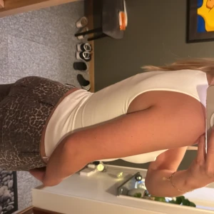 Vit croppad linnetopp med fyrkantig ringning - Super söt topp från Zara. Tyvärr sitter den lite för tajt på mig men äällskaar denna!!! Perfekt för lite finare tillfällen eller en vanlig sommardag💓💓