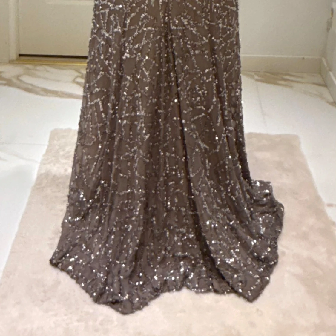 Champagnefärgad glittrig balklänning - 3