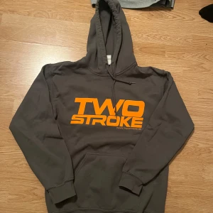 2 fina tröjor i bra skick  - Two stroke är ganska använd st xs  dikers tröjan är typ nästan helt ny  men använd ny st xs 250kr styck skriv för flera bilder 