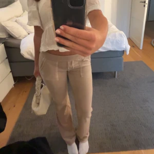 Beiga mjukisbyxor från juicy couture - Juicy couture byxor i bra skick. Passar ungefär xs-xxs