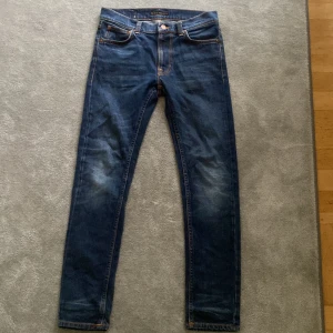Blåa Nudie Jeans Lean Dean  - Tja nu säljer vi ett par snygga blåa Nudie Jeans i modellen Lean Dean! 🙌 Storlek 27/30 och i fint skick, inga defekter 😃Nypris ligger väl runt 1800, vårt pris: 599, priset är inte hugget i sten 🪨Slå gärna en pling vid frågor! 🛎️💪