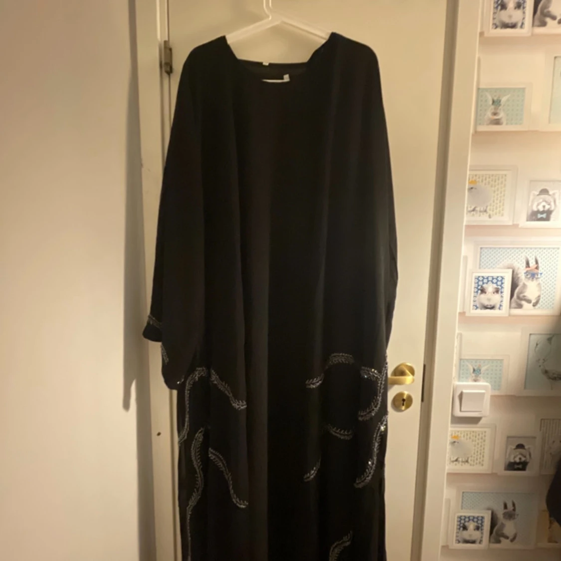 Svart långklänning med silverdetaljer