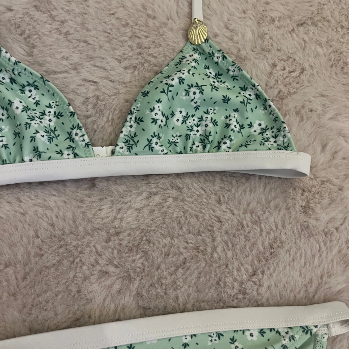 Mintgrön blommig bikini med snäckdetalj