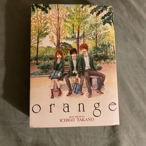 Orange: The Complete Collection 1 - En vacker manga om vänskap, kärlek och mysterier i gymnasiet. Perfekt för dig som gillar känslosamma berättelser och anime-stil. Färgstarka illustrationer och en gripande story som fångar unga vuxna.
