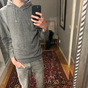 Grå Cahsmere hoodie - Säljer denna stilrena Cashmere hoodien. Den har inga hål eller direkten på sig. Pris kan diskuteras vid snabb affär. Priset står inte skrivet i sten!!