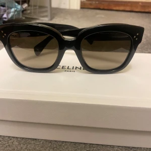Svarta Céline solglasögon  - Snygga svarta solglasögon från Celiné. Kommer med originalfodral, putsduk och box. Perfekta för en trendig look. Kan gå ner i pris vid snabb affär.