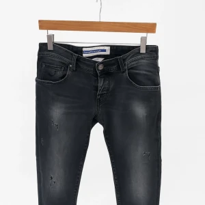  Jacob Cohen jeans  -  jeans från Jacob Cohen med slitningar jeansen är i nytt skick utan defekter 