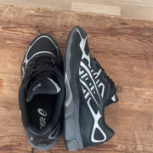 Asics gel nyc - asics gel nyc graphite grey/black 44.5 använda väldigt sällan, ca 10 gånger