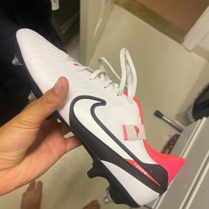 Nike tiempo fotbollsskor  - Nike tiempo fotbollsskor. Storlek 44. Köpta för 2199 för 1 månad sen. Endast använd 2 gånger så inga skador eller defekter alls förutom lite små smutsiga 