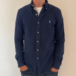 Ralph Lauren Skjorta - - Condition: 9/10 - Color: Navy Blue - Size: M - Retail price: 1749 SEK