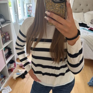 Randig långärmad tröja från Zara - Säljer den här snygga långärmade tröjan från Zara! med breda svarta Tröjan är i ett tunt, mjukt material som känns skönt mot huden. Perfekt till jeans eller kjol för en gullig look nu i sommar!