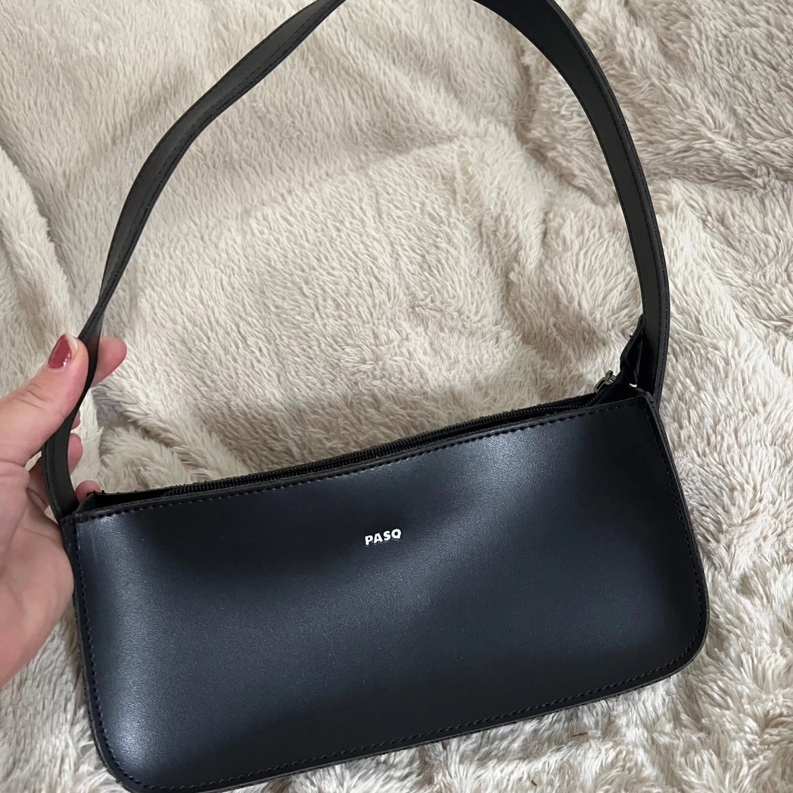 Svart axelväska från PASQ