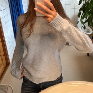 Ljusblå stickad tröja  - Supermysig ljusblå stickad tröja med rund halsringning och breda ribbade muddar vid ärmslut och nederkant. Perfekt att slänga på sig när det är kyligt ute. Snygg och enkel att matcha med jeans eller kjol. Färgen syns inte så tydligt på bilderna🤗