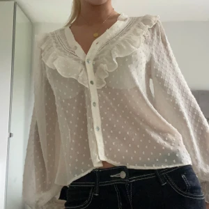 Vit volang blus - Vit genomskinlig volang blus🤍