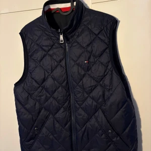 Tommy Hilfiger väst - Marinblå vändbar Tommy Hilfiger väst i storlek S, kan nog passa M också