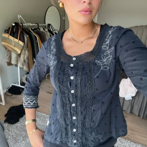 Blå blus  - Blå somrig blus, hör av er vid intresse eller frågor 💛💛