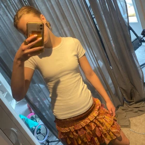 Färgglad volangkjol från Zara - Superfin kort volangkjol från Zara. I storlek s men skulle säga att den passar som xs också. Säljer den då den inte används längre ❤️❤️