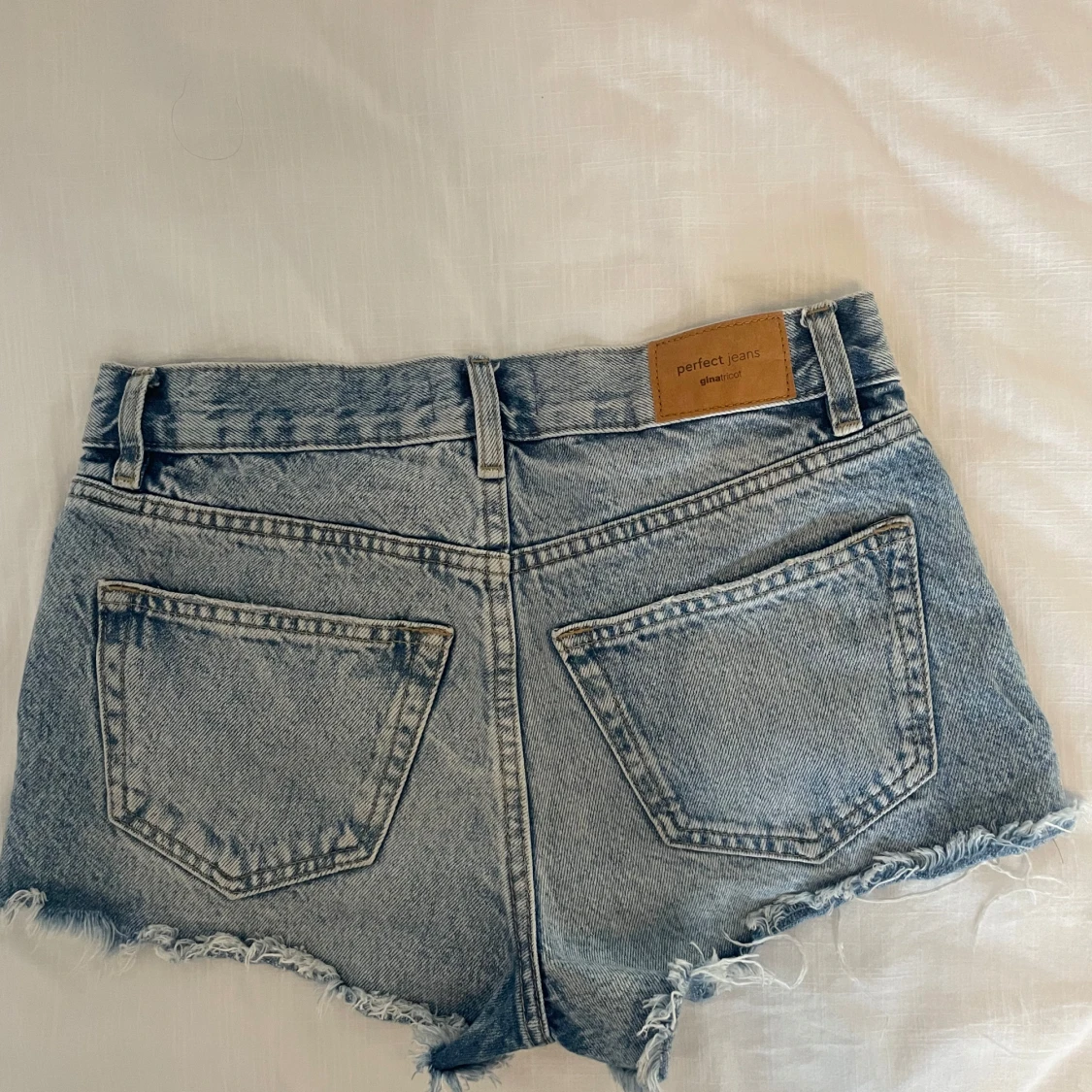 Blå jeansshorts från Gina Tricot - 2