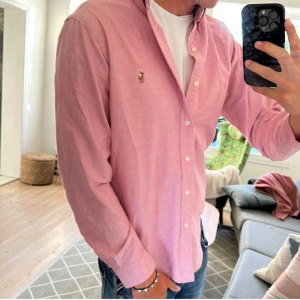 Ralph Lauren skjorta rosa  - Över fet till sommaren och festerna🙌 extremt bra skick inga defekter! Nypris ca 1700kr skriv vid fundering 