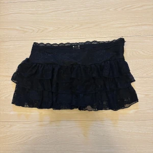 Mini spetskjol med volanger - Svart minikjol med volanger & inbyggda shorts. Dragkedja på sidan från Shein. Endast testad.