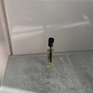 Essnce Bacco Le Doux - Tester från Essnce 2ml, Bacco Le Doux. Beskrivning från hemsidan:   Noter av varm tobak och krämig vanilj omfamnar dig och skapar en doftupplevelse som är både djup och oemotståndlig.  Doften öppnar med rika och kryddiga noter av tobaksblad och kryddor, vilket ger en sofistikerad och aromatisk start. I hjärtat finner vi en sammetslen blandning av vanilj, kakao, tonkaböna och tobacco blossom, som ger en djup, nästan gourmand-liknande fyllighet. Basen avrundas med torkad frukt och tränoter som 