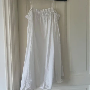 Sommarklänning - Super fin simpel kort sommarklänning från h&m, skulle gissa på att den är använd en gång så inprincip ny 🥰