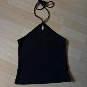 Svart halterneck linnetopp från Bik bok stl S  - Snygg svart halterneck topp med smala knytband i nacken. Använd endast 1 gång så i bra skick. 