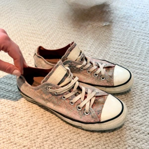 Mönstrade Converse sneakers strl 38 - Missoni Converse sneakers med pastelligt zigzag-mönster i rosa, blått och silver. Klassisk låg modell med vit tå, snörning och gummisula. Behöver nya skosnören.