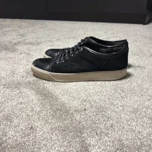 Lanvin Cap Toe - Lanvin Cap Toe storlek 43. Skorna är i använt men gott skick. Dustbag medföljer. Priset går att diskutera vid snabb affär. Stora i storleken!