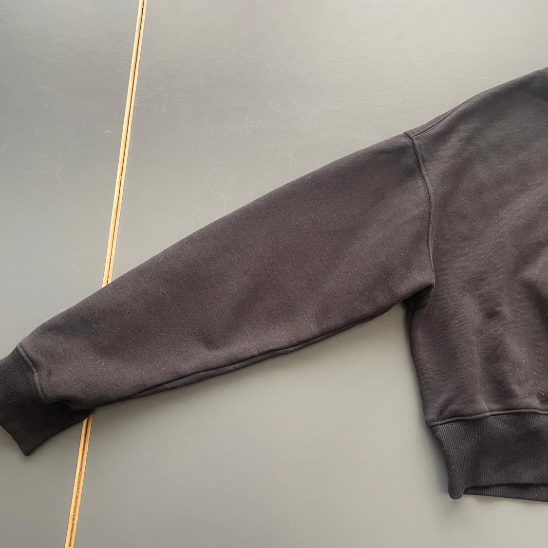 Svart croppad sweatshirt från Monki - 1