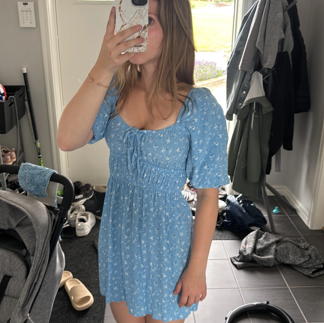 Blå blommig kortklänning med puffärm