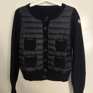 Moncler Cardigan Dam - Moncler Cardigan i färgen svart, storlek S. Väldigt fint skick.