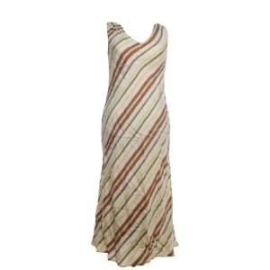 Randig långklänning i siden från Escada - Supersnygg långklänning från Escada Sport i 100% siden. Klänningen har diagonala ränder i brunt, grönt, gult och vitt, är ärmlös och har en lätt v-ringad hals. Perfekt för dig som gillar en luftig och elegant look.