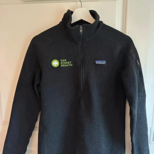 Patagonia fleece - Säljer en patagonia fleece i storlek M men passar mig perfekt som har XS (liten i storlek)  skick 9/10 de är inget fel på den. Hör av dig vi frågor!