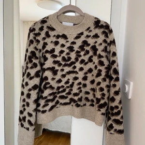 Stickad leopard tröja  - Säljer denna snygga leopardmönstrade stickade tröja från Hm.  Oanvänd och är i väldigt fint skick!  Storlek S, funkar även som XS 💓 