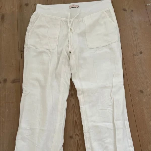 Vita linnebyxor med snörning - Snygga vita linnebyxor med snörning i midjan. Byxorna har dubbel tyg och är inte genomskinliga alls! Köpta från Nelly. Supersnygga men behöver tyvärr sälja då de blivit försmå. Storlek xs🤍