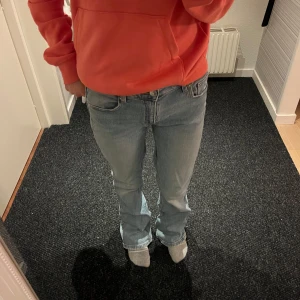 Ljusblå jeans - Jeans från Gina tricot. Passar mig som är 160, säljer då de inte kommer till användning🩷