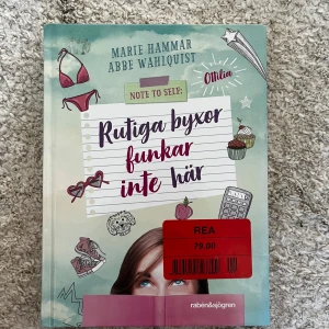 Bok ”Rutiga byxor funkar inte här” - Boken ”Rutiga byxor funkar inte här” av Marie Hammar och Abbe Wahlquist handlar om Ottilia som flyttar från Linköping till Lidingö. Hon möter nya utmaningar i skolan och försöker navigera bland nya vänner och sociala koder. En humoristisk och insiktsfull berättelse om att hitta sin plats.