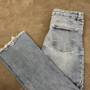jeans från Zara - Säljer ett par blå skitsnygga jeans från Zara med lite hängande trådar längst ner. 💙💙