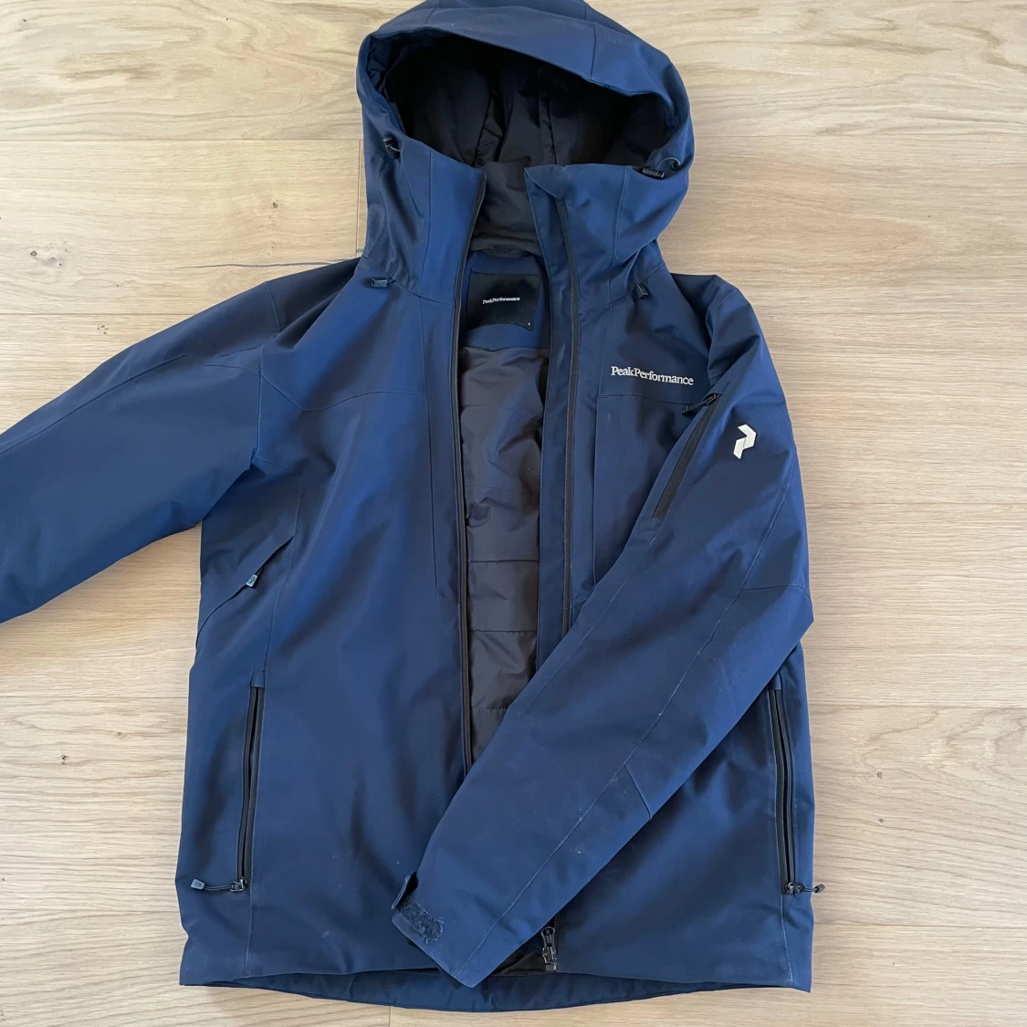 Blå Peak Performance jacka