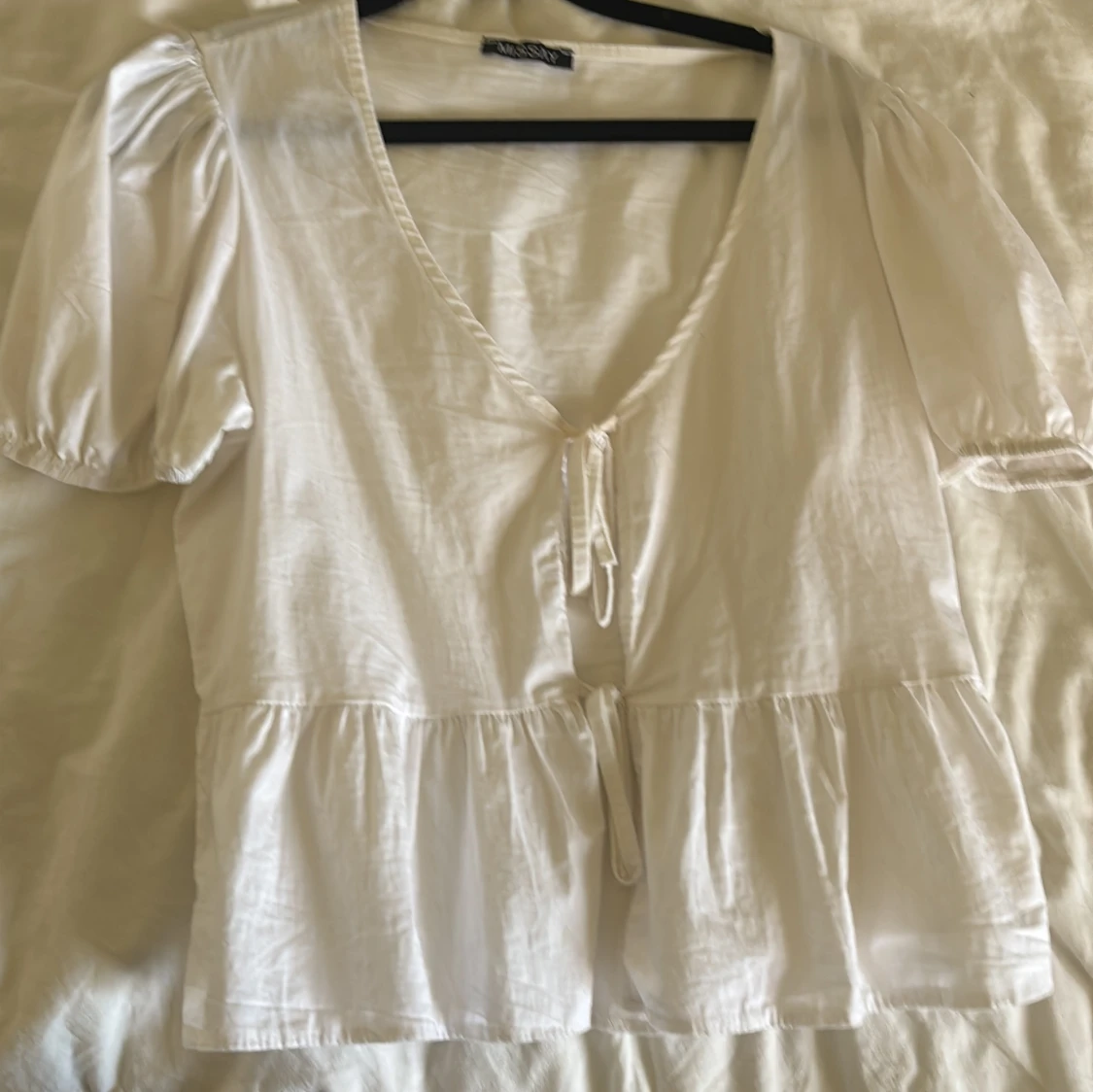 Vit blus med knytning - 3