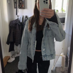 jeansjacka - skit snygg jeansjacka! använd 2-3 gånger❤️