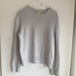 Ljusblå kashmirtröja från COS - Säljer en stilren och mjuk grå kashmirtröja från COS. Tröjan har en klassisk rund halsringning och långa ärmar. Perfekt för en minimalistisk look. Passar bra till både jeans och kjol. 🩶