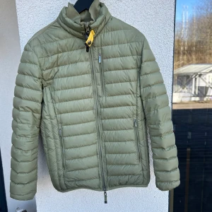 Parajumpers jacka  - Säljer en olivgrön dunjacka från Parajumpers. Jackan är superlätt och har en dragkedja framtill samt två sidofickor med dragkedjor. Perfekt för kyligare dagar eller nu till våren med sin quiltade design och långa ärmar. Nypris:5000kr skick 7/10 tags finns