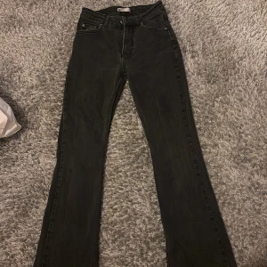Mörkgrå/svarta bootcut jeans  - Snygga svarta jeans från Gina (Perfect Jeans),  De har en ganska hög midja och en bootcut-stil. Perfekta för att matcha med olika toppar och skor.