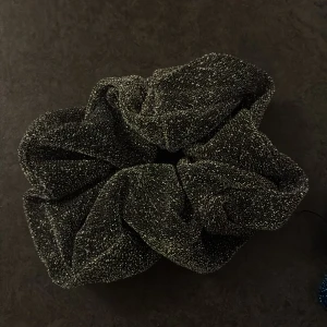 Glittriga scrunchies i silver och blått - Två snygga scrunchies i glittrigt material, en i silver och en i blått. Perfekta för att ge din frisyr lite extra bling. Köp båda för 35 eller en för 19!